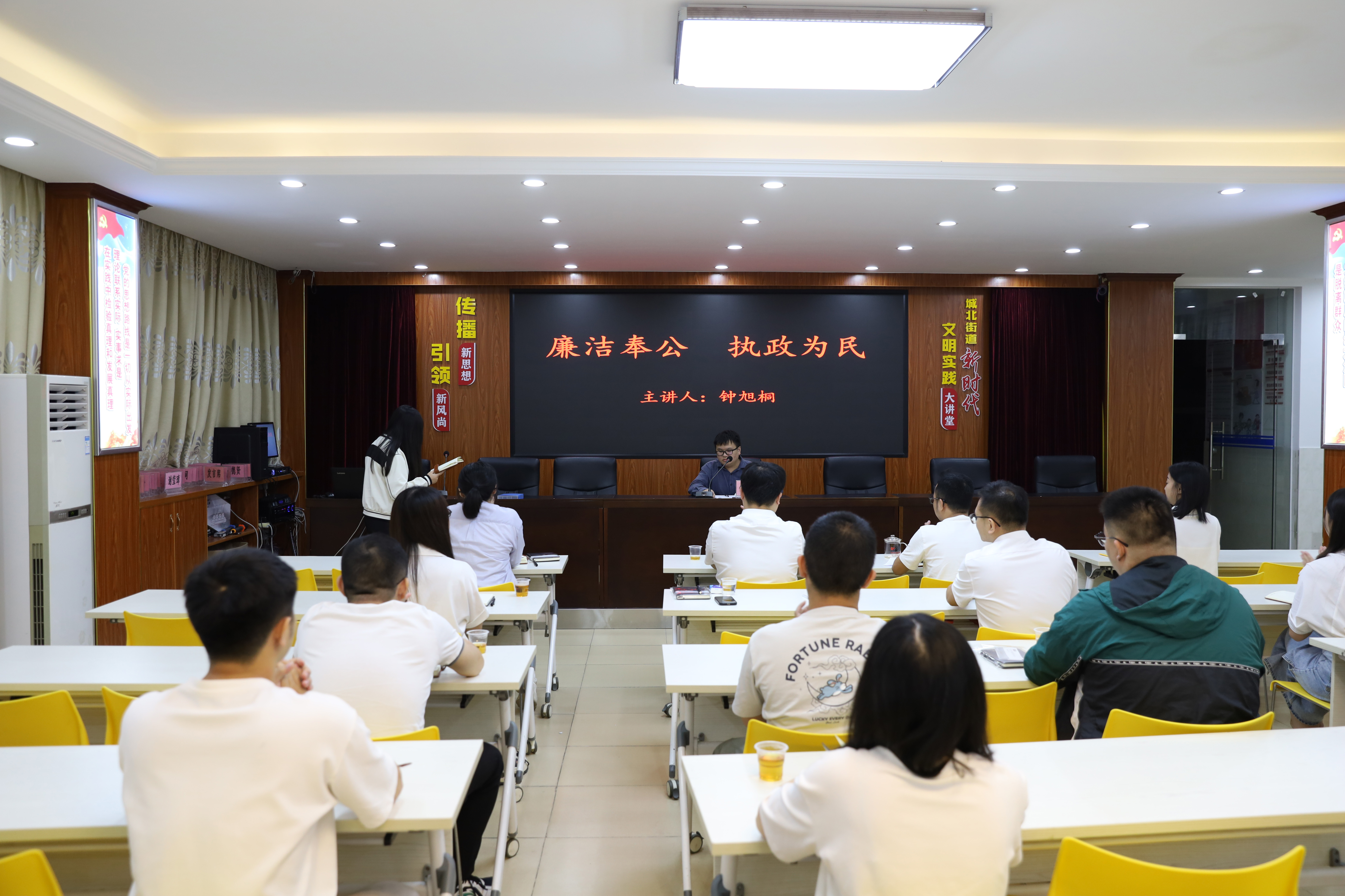 凝新聚力后浪奔涌城北街道年轻干部夜晚忙充电